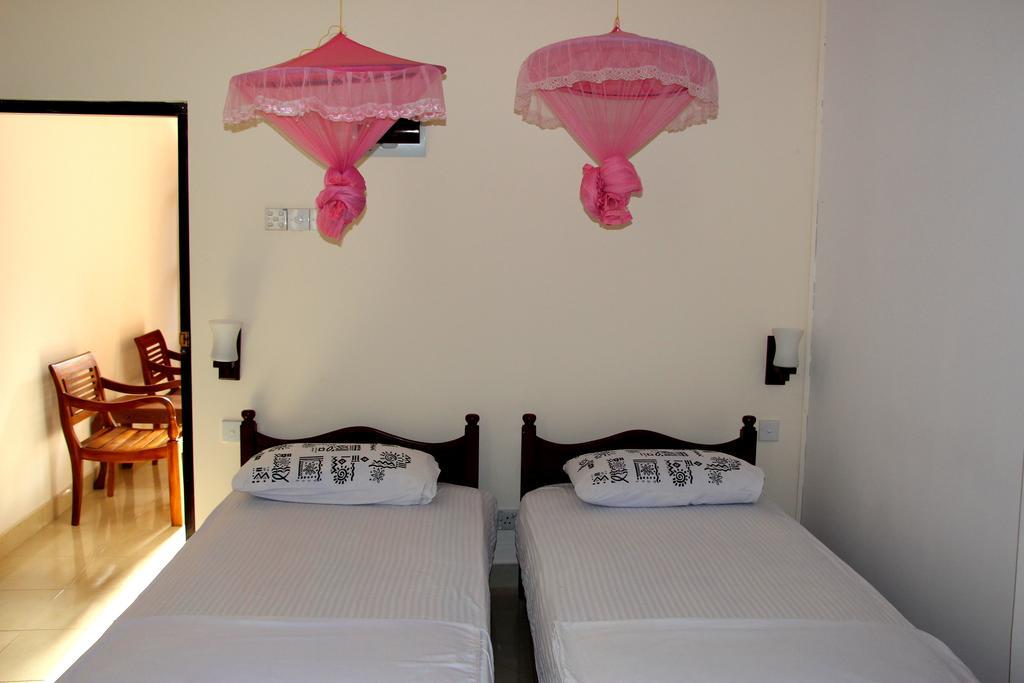 Holiday Guest Inn Negombo Buitenkant foto
